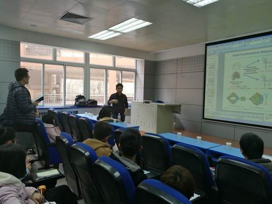 说明: E:\西工大\灵犀学术报告会\灵犀学术殿堂报告会2017版\附件4:西北工业大学研究生“灵犀学术殿堂”报告会活动总结\不同角度照片\崔宁老师与蒋伟讨论.jpg