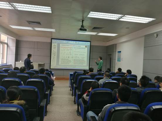 说明: E:\西工大\灵犀学术报告会\灵犀学术殿堂报告会2017版\附件4:西北工业大学研究生“灵犀学术殿堂”报告会活动总结\不同角度照片\戚震辉教授与蒋伟交流.jpg