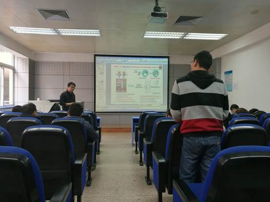 说明: E:\西工大\灵犀学术报告会\灵犀学术殿堂报告会2017版\附件4:西北工业大学研究生“灵犀学术殿堂”报告会活动总结\不同角度照片\学生与蒋伟交流.jpg